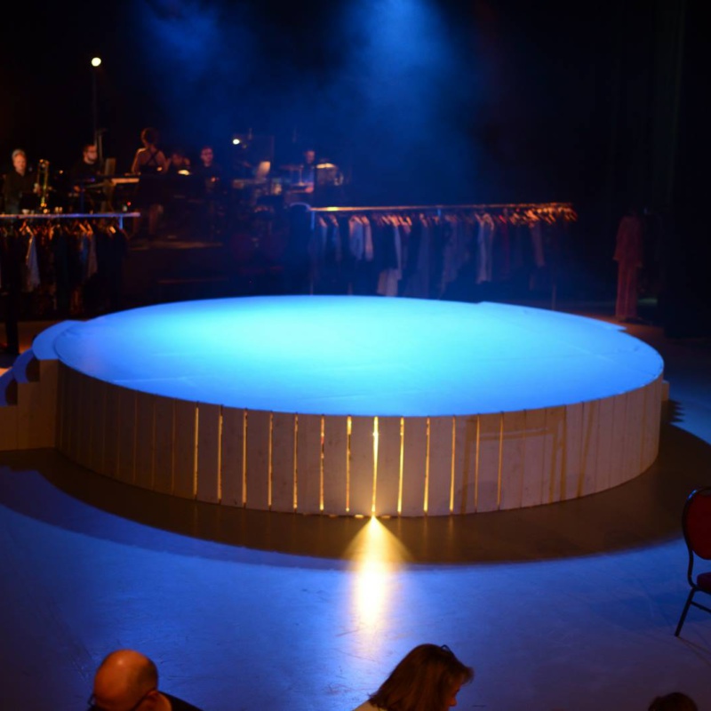 Rond podium met verlichting voor Merrily We Roll Along